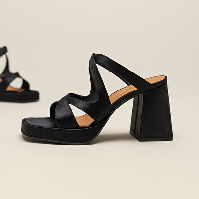 Sandales à talons et bouts carrés en satin noir | DIVIN | Jonak