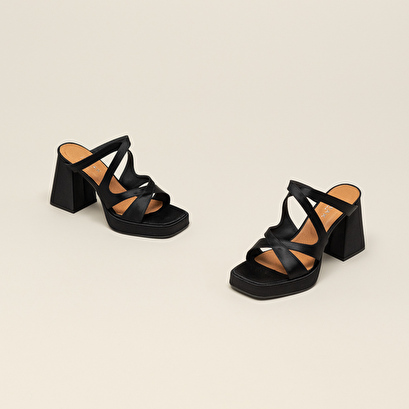 Sandales à talons et bouts carrés en satin noir | DIVIN | Jonak