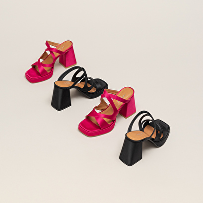 Sandales à talons et bouts carrés en satin noir | DIVIN | Jonak