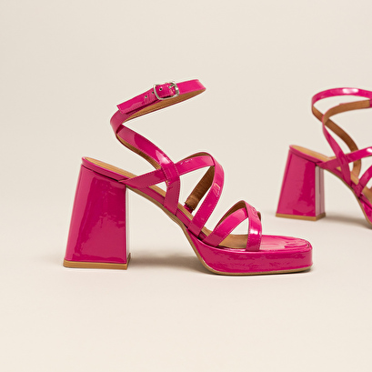 Sandales à brides croisées en vernis fushia | DIVINE | Jonak