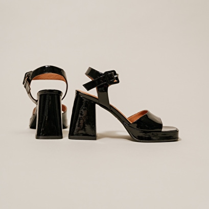 Sandales à brides et plateformes femme en vernis noir | Jonak