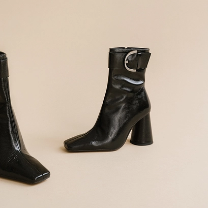 Bottines &agrave; talons hauts et boucles en cuir verni pliss&eacute; noir | BANDOL | Jonak