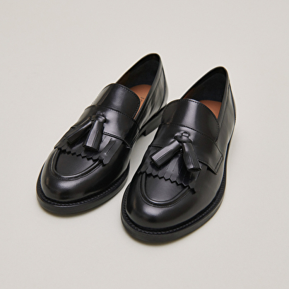Mocassins à talons plats et pompons en cuir noir | DIE | Jonak