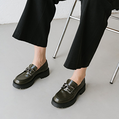 Mocassins à talons plats et mords en cuir glacé kaki | ROSE | Jonak