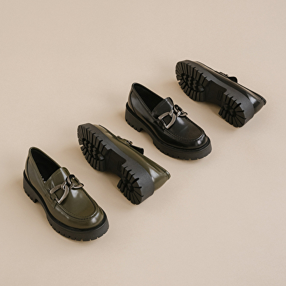 Mocassins à talons plats et mords en cuir glacé kaki | ROSE | Jonak