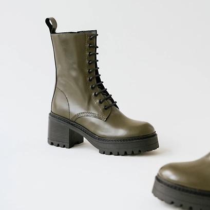 Boots &agrave; plateformes et lacets en cuir glac&eacute; kaki | RUMBA | Jonak