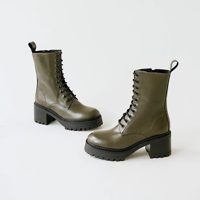 Boots &agrave; plateformes et lacets en cuir glac&eacute; kaki | RUMBA | Jonak
