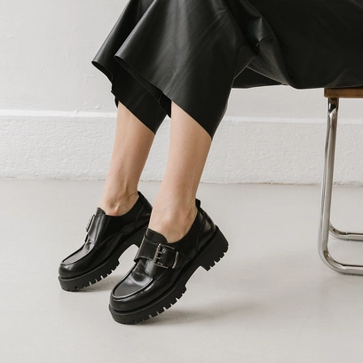 Derbies à talons plats, boucles et coutu... noir
