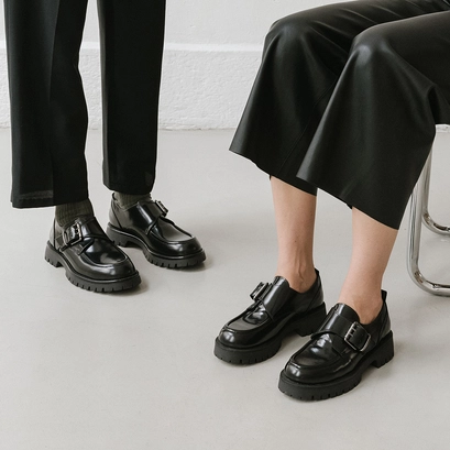 Derbies à talons plats, boucles et coutu... noir