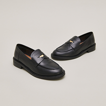Mocassins à bouts arrondis et détails dorés en cuir glacé noir | DASH | Jonak