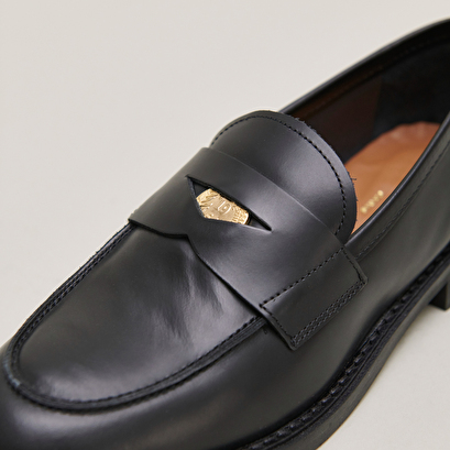 Mocassins à bouts arrondis et détails dorés en cuir glacé noir | DASH | Jonak