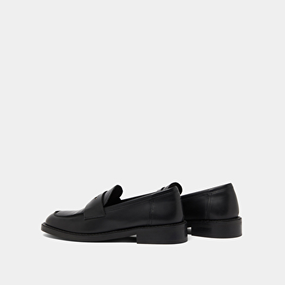 Mocassins à bouts arrondis et détails dorés en cuir glacé noir | DASH | Jonak