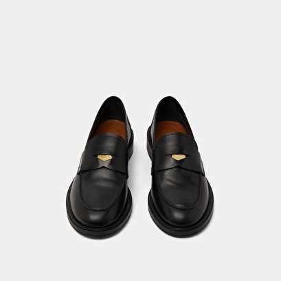 Mocassins à bouts arrondis et détails dorés en cuir glacé noir | DASH | Jonak