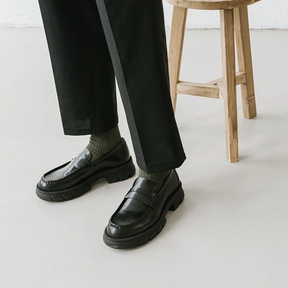 Mocassins &agrave; semelles crant&eacute;es en cuir glac&eacute; noir | DIAQUO | Jonak