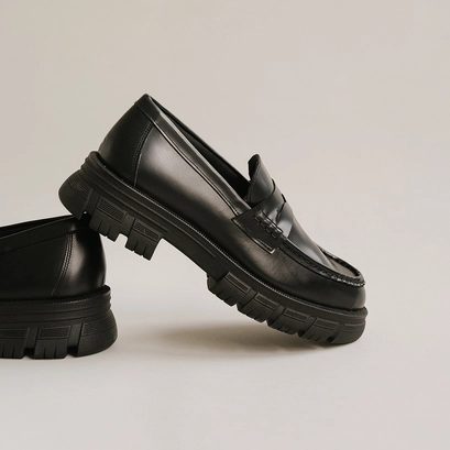 Mocassins &agrave; semelles crant&eacute;es en cuir glac&eacute; noir | DIAQUO | Jonak