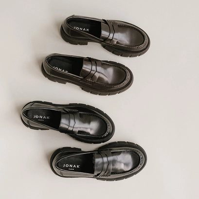 Mocassins &agrave; semelles crant&eacute;es en cuir glac&eacute; noir | DIAQUO | Jonak