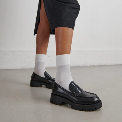 Mocassins &agrave; semelles crant&eacute;es en cuir glac&eacute; noir | RIMANA | Jonak
