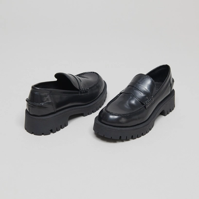 Mocassins &agrave; semelles crant&eacute;es en cuir glac&eacute; noir | RIMANA | Jonak