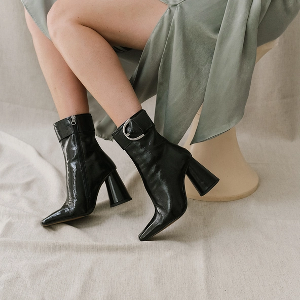 Bottines à talons hauts et boucles en cuir verni plissé noir | BANDOL | Jonak