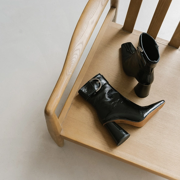 Bottines à talons hauts et boucles en cuir verni plissé noir | BANDOL | Jonak