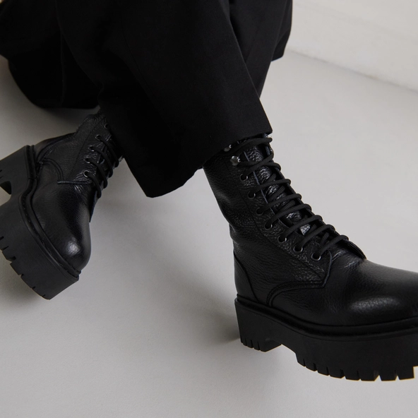 Boots à plateformes et lacets en cuir grainé noir | ROBBO | Jonak