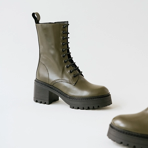 Boots à plateformes et lacets en cuir glacé kaki | RUMBA | Jonak