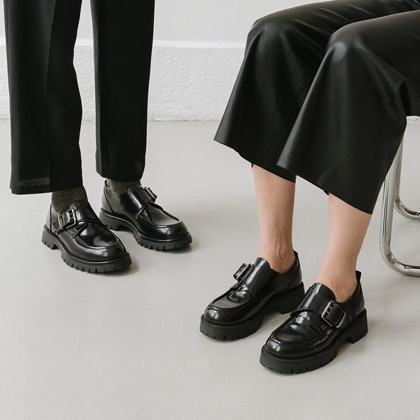 Derbies à talons plats, boucles et coutu... en cuir glacé noir | RAID | Jonak