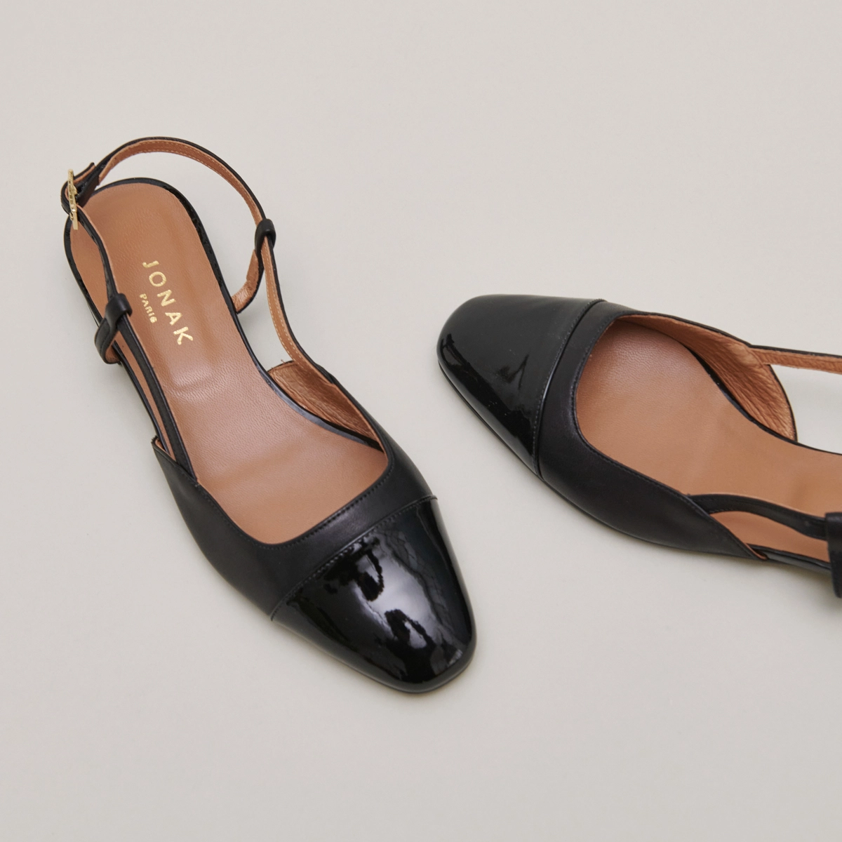 Ballerines slingbacks en vernis et cuir noir | DHAPOU | Jonak