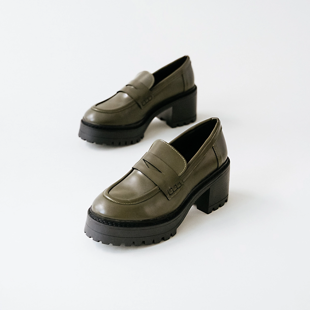 Mocassins à talons et semelles crantées... en cuir glacé kaki | RHUM | Jonak