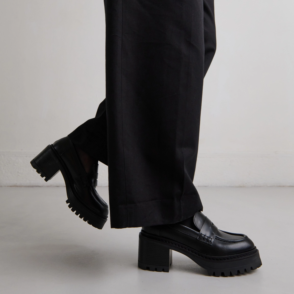 Mocassins à talons et semelles crantées.... en cuir glacé noir | RHUM | Jonak