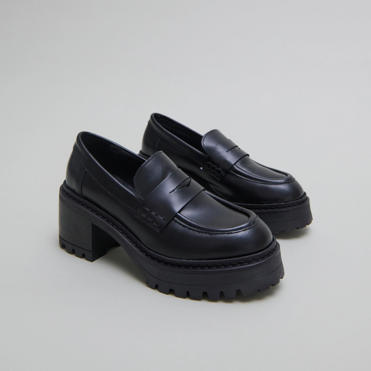Mocassins à talons et semelles crantées.... en cuir glacé noir | RHUM | Jonak