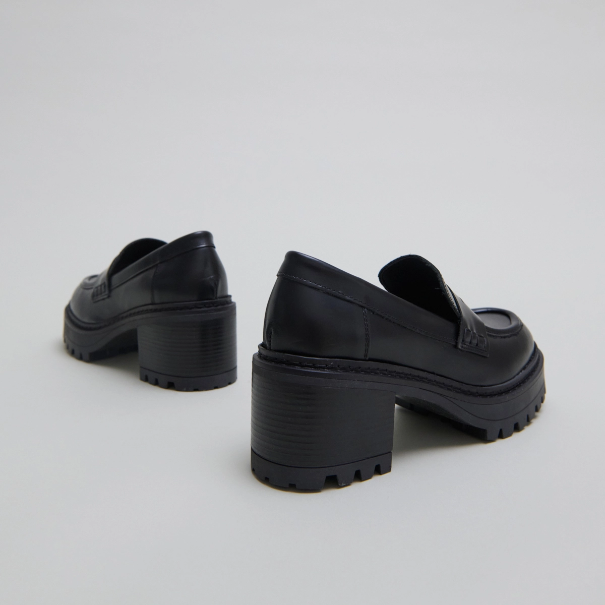 Mocassins à talons et semelles crantées.... en cuir glacé noir | RHUM | Jonak
