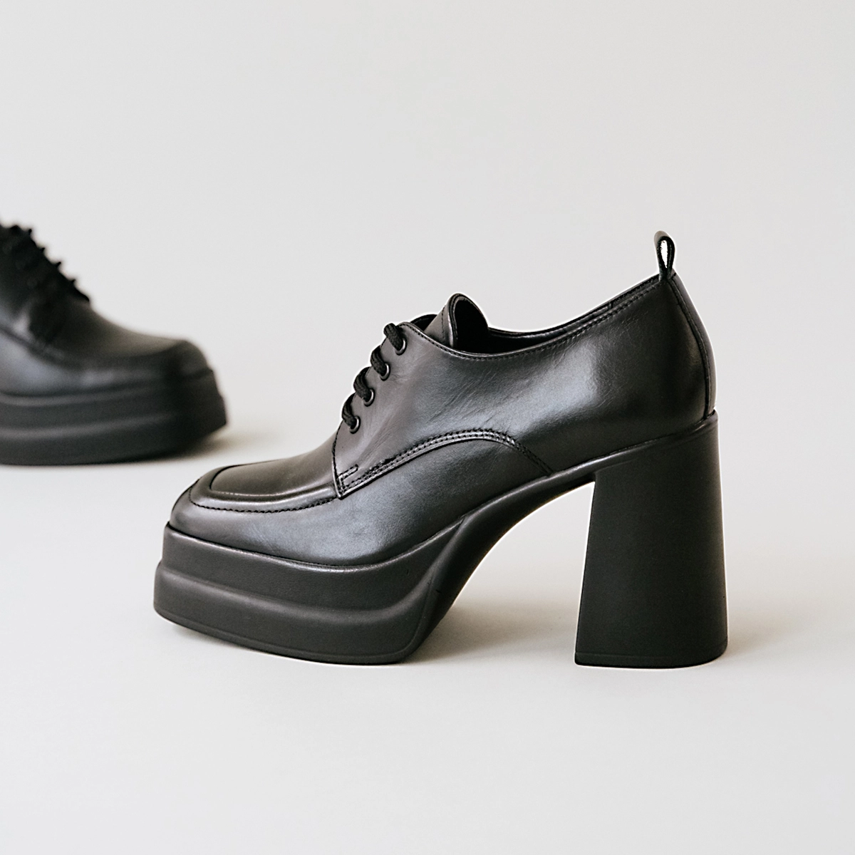 Derbies à plateformes et bouts carrés en cuir noir | PAILLASSON | Jonak