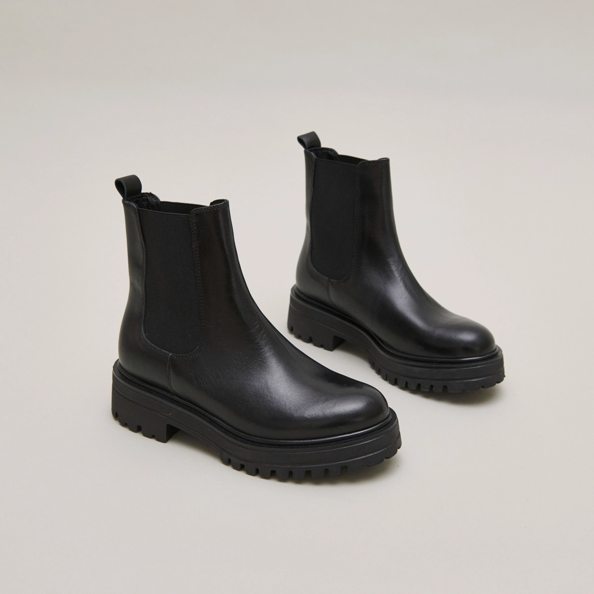 Boots &agrave; semelles crant&eacute;es et &eacute;lastiques en cuir noir | AMANDINE | Jonak