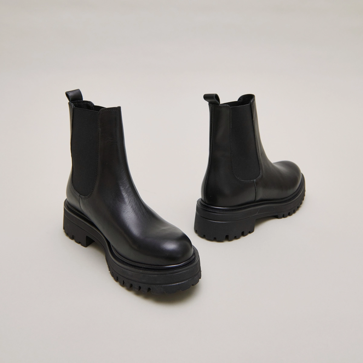 Boots &agrave; semelles crant&eacute;es et &eacute;lastiques en cuir noir | AMANDINE | Jonak