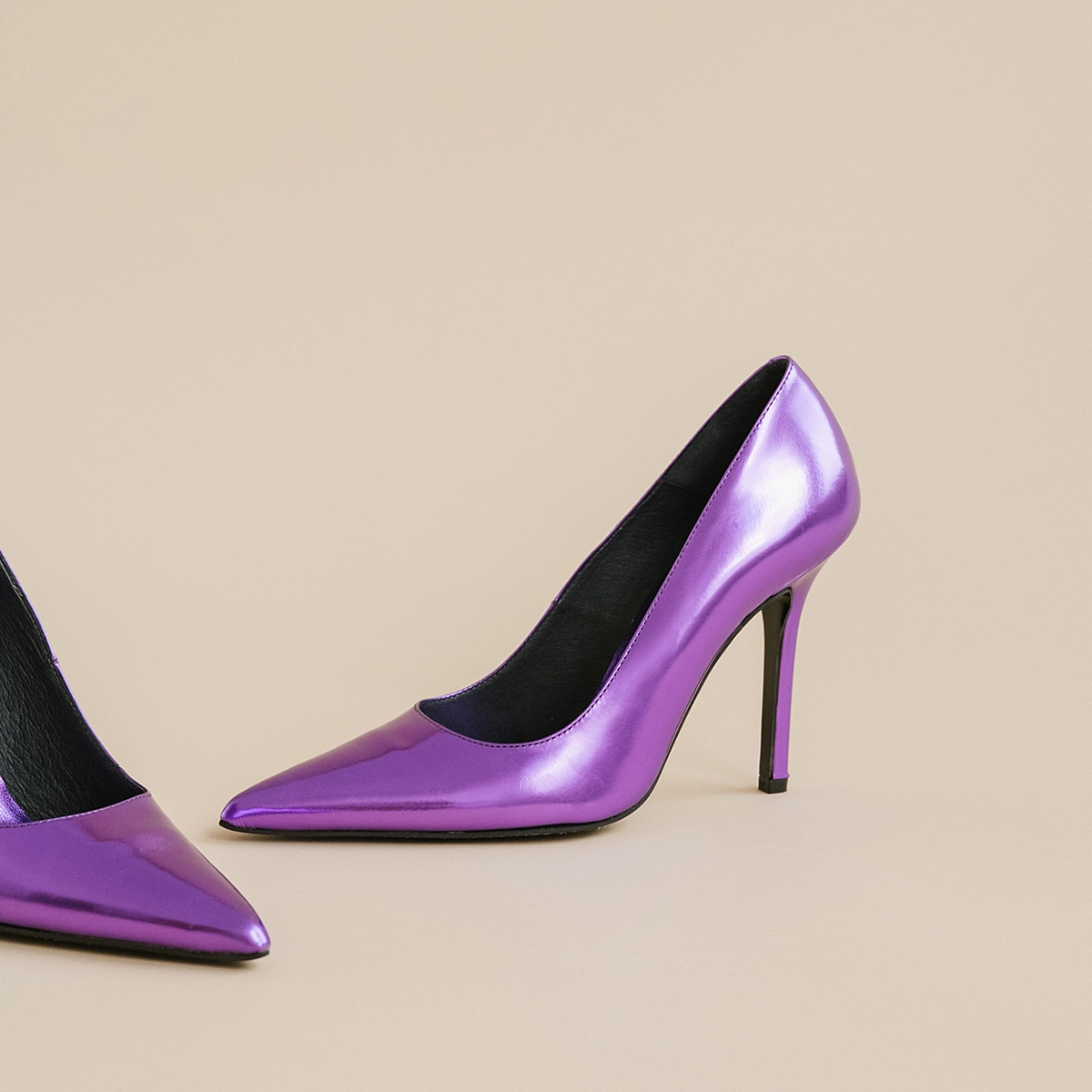 Escarpins à bouts pointus et talons en cuir metallisé violet | DINERA | Jonak