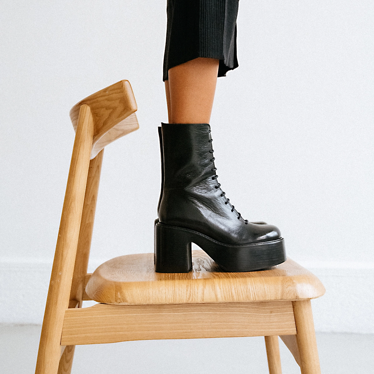 Boots à plateformes et lacets en cuir vieilli noir | BAGUETTE | Jonak