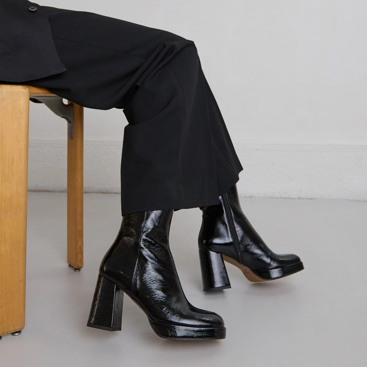 Bottines &agrave; plateformes et bouts carr&eacute;s en cuir brillant noir | VORIS | Jonak