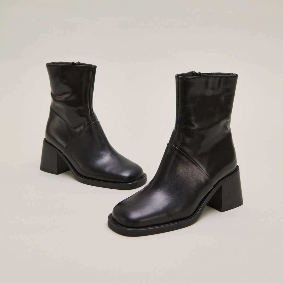 Bottines à bouts carrés et coutures apparentes en cuir noir | DIOUMA | Jonak