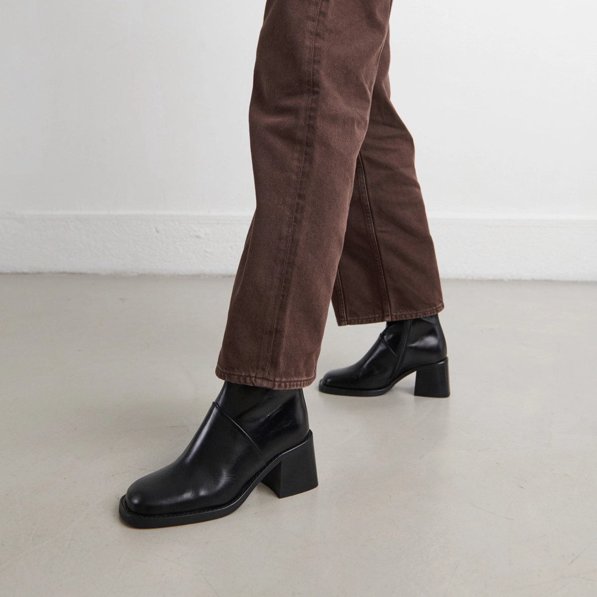 Bottines à bouts carrés et coutures apparentes en cuir noir | DIOUMA | Jonak