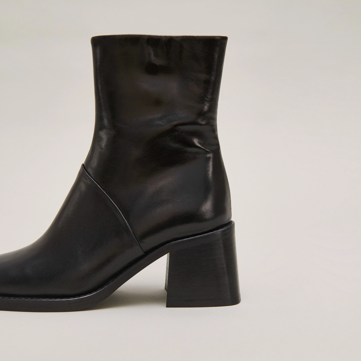 Bottines à bouts carrés et coutures apparentes en cuir noir | DIOUMA | Jonak