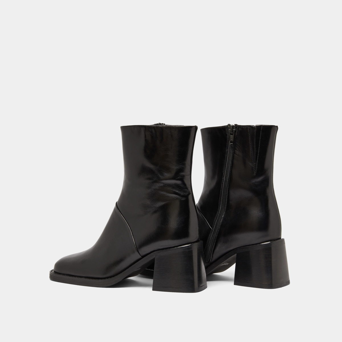 Bottines à bouts carrés et coutures apparentes en cuir noir | DIOUMA | Jonak