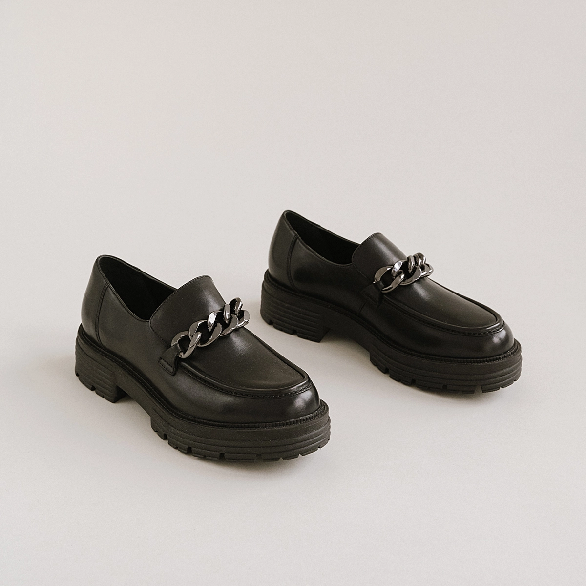 Mocassins &agrave; chaines et semelles crant&eacute;es... en cuir noir | ANTONY | Jonak