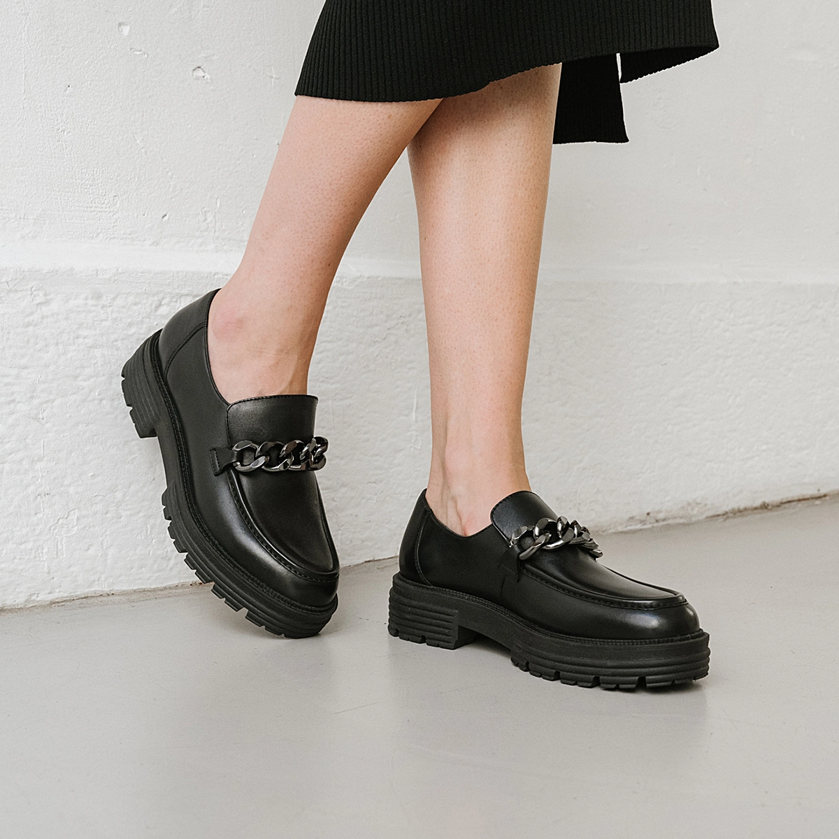 Mocassins &agrave; chaines et semelles crant&eacute;es... en cuir noir | ANTONY | Jonak