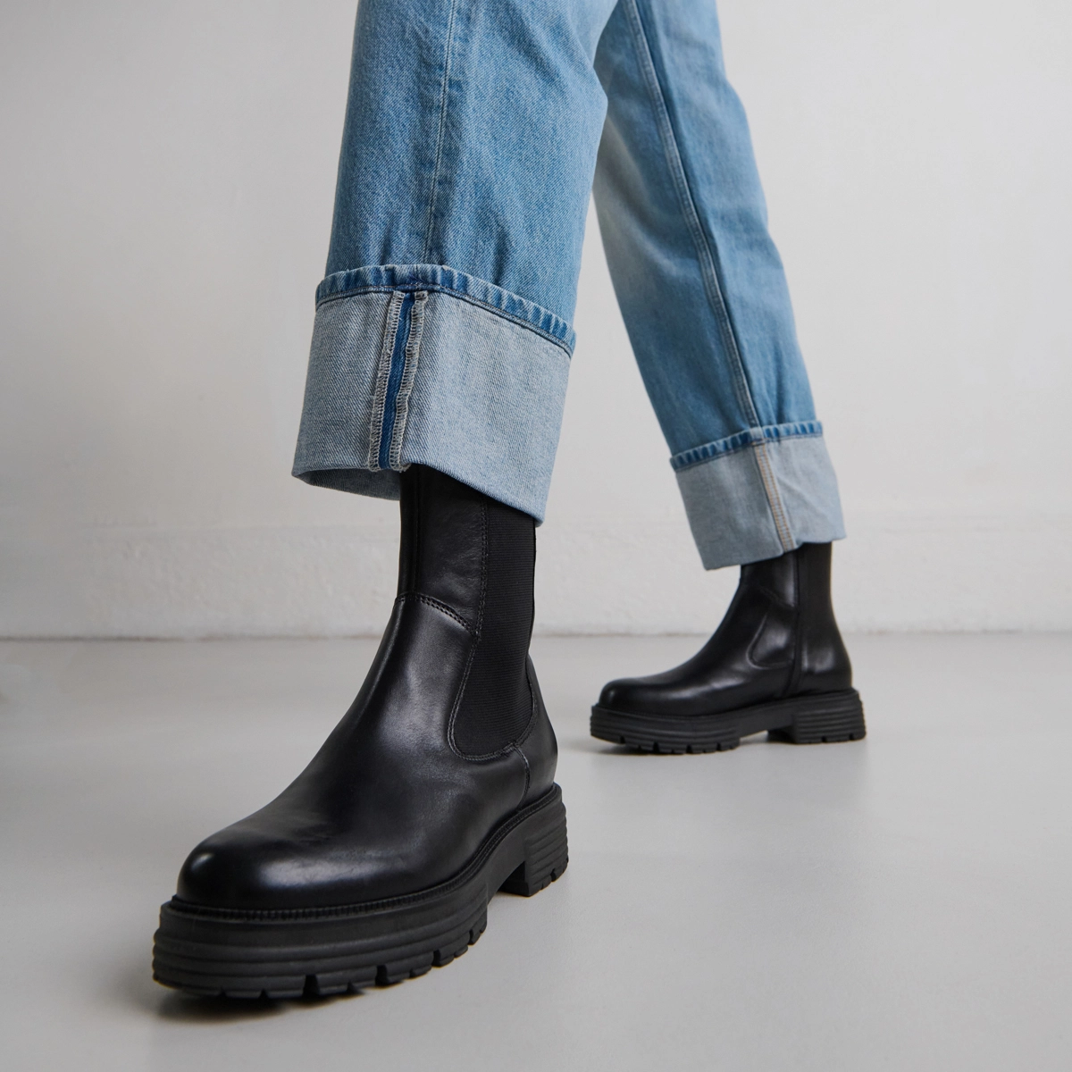 Bottines &agrave; semelles crant&eacute;es en cuir noir | ANTONELLE | Jonak
