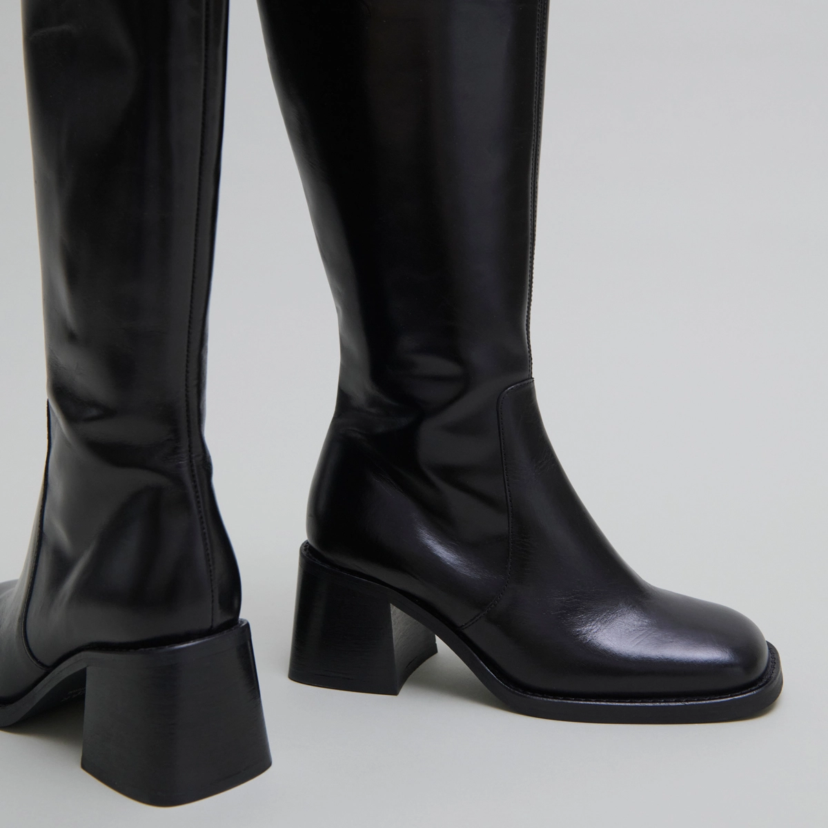 Bottes à talons épais et bouts carrés en cuir noir | DIOU | Jonak