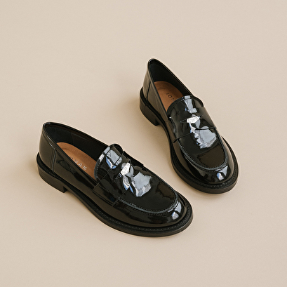 Mocassins à bouts arrondis et détails ar... en vernis noir et argent | DASH | Jonak