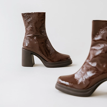 Boots &agrave; bouts carr&eacute;s et plateformes en vernis pliss&eacute; marron | PALETTE | Jonak