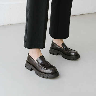 Mocassins &agrave; semelles crant&eacute;es en cuir glac&eacute; marron | DIAQ | Jonak
