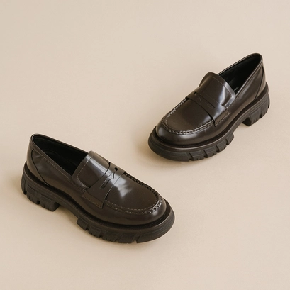 Mocassins &agrave; semelles crant&eacute;es en cuir glac&eacute; marron | DIAQ | Jonak